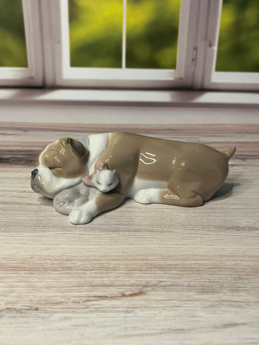 Lladro Figurine ''Unlikely Friends'' of Bulldog with Kitten (#6417 Lladro Figurine ''Unlikely Friends'' of Bulldog with Kitten (#6417