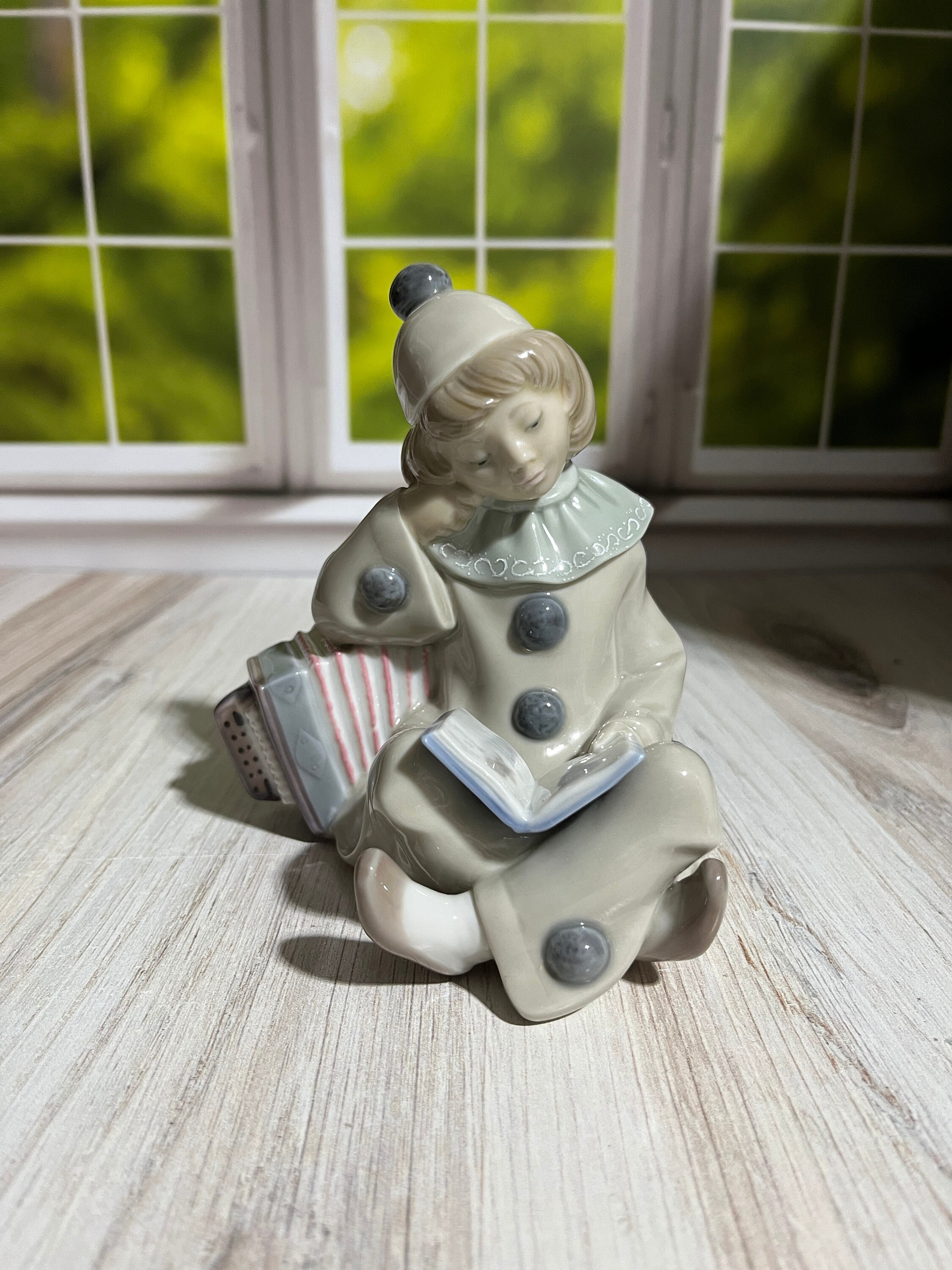 Lladro Girl With Accordion #1178 - Etsy Norway