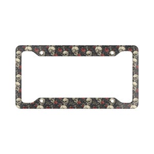 Puede incluir: Un marco de matrícula con un patrón repetido de calaveras y rosas rojas sobre un fondo oscuro. El marco tiene forma rectangular con esquinas redondeadas y orificios de montaje.
