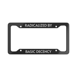 Op de afbeelding: Zwarte kentekenplaathouder met de tekst "RADICALIZED BY" bovenaan en "BASIC DECENCY" onderaan in witte letters. De houder heeft een rechthoekige vorm met afgeronde hoeken en montagegaten.
