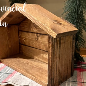 Peut inclure: Une structure en bois &agrave; fa&ccedil;ade ouverte et toit en pente, teint&eacute;e d'une teinte marron chaud. Le texte "Provincial Stain" est visible sur le c&ocirc;t&eacute; gauche. La conception ressemble &agrave; une petite maison ou un abri, &agrave; des fins d&eacute;coratives.