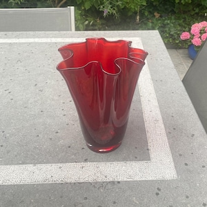 Vase mouchoir rouge italien moderne du milieu du siècle – Verre vintage des années 1970