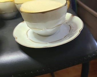 Juego de 8 tazas y platillos de té con borde color crema de Marlborough Haviland Limoges, Francia, con soporte protector.