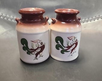 Salero y pimentero antiguos de Brock of California Chanticleer Roster con forma de lata de leche de los años 50