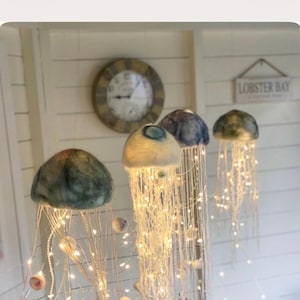 Lampada a forma di medusa realizzata a mano: lana di alpaca, luci LED, tema marino, 25 cm/75 cm, funzionamento a batteria