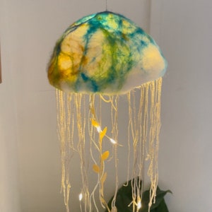Lampada medusa fatta a mano, diametro 9 pollici, regalo creatura marina, nucleo da spiaggia, accento bagno a tema marino immagine 2