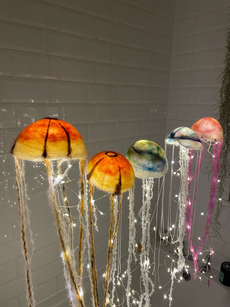 Lampada medusa fatta a mano, diametro 9 pollici, regalo creatura marina, nucleo da spiaggia, accento bagno a tema marino immagine 5