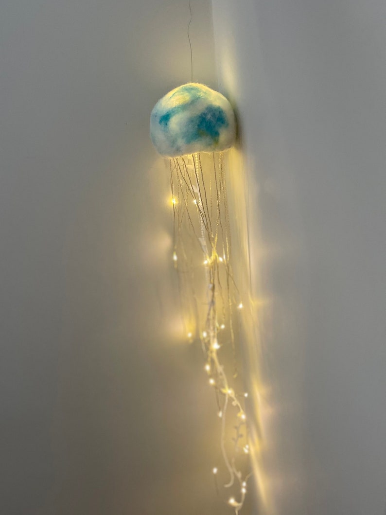 Lampada medusa fatta a mano, diametro 9 pollici, regalo creatura marina, nucleo da spiaggia, accento bagno a tema marino immagine 10