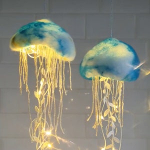 Lampada medusa fatta a mano, diametro 9 pollici, regalo creatura marina, nucleo da spiaggia, accento bagno a tema marino immagine 7