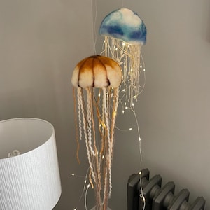 Dekorativer Lampenschirm, Quallenlampe, 12 Zoll Durchmesser 90 cm Länge mit weicher LED-Lichterkette und Pom Poms, Meeresdekor