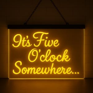 Könnte beinhalten: Ein rechteckiges, leuchtendes Schild mit dem Text "It's Five O'clock Somewhere..." in gelber Schrift. Das Schild hängt an einer schwarzen Kette vor einer dunklen Backsteinmauer und erzeugt eine warme Atmosphäre.