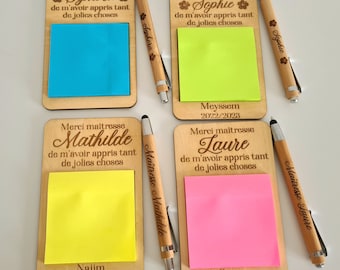 May include: Four wooden plaques with personalized messages, each with a sticky note and a pen. The plaques feature the names "Sephora", "Sophie", "Mathilde", and "Laure" with the text "Merci maîtresse de m'avoir appris tant de jolies choses". Each plaque also includes the year "2022/2023" and the name of the student.