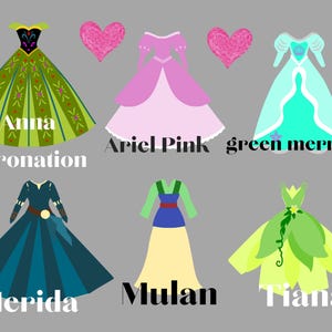 Może przedstawiać: Ilustracja sześciu księżniczek Disneya w ich kultowych sukniach. Księżniczkami są Anna, Ariel, Mulan, Tiana, Merida i Mała Syrenka. Każda księżniczka jest oznaczona swoim imieniem i nazwą sukni.