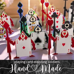 Soldados de Cartas de Alicia en el País de las Maravillas: Juegos de 4 soldados de cartas de pie con un toque holográfico. Decoración para la fiesta del té del Sombrerero Loco, fiesta de ONEderland.