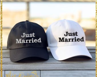 Set geborduurde Just Married-hoeden Inclusief gratis personalisatie aan de zijkant, cadeau voor koppels, pasgetrouwde hoeden, verlovingscadeau.