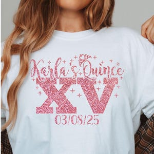 Peut inclure: T-shirt blanc avec inscription en paillettes roses "Karla's Quince XV 03/08/25".
