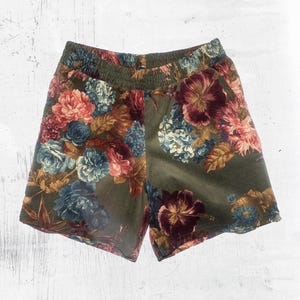 Puede incluir: Shorts de color verde con estampado floral y cintura elástica.