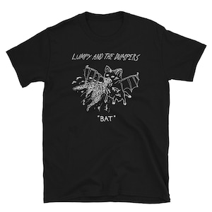 Könnte beinhalten: Schwarzes T-Shirt mit einem weißen Aufdruck einer Fledermaus mit dem Text "Lumpy and the Dumpers" und "BAT" auf der Vorderseite.