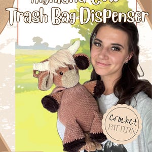Könnte beinhalten: Ein Häkel-Müllbeutelspender in Form einer Highland-Kuh. Das Plüschtier ist braun, beige und cremefarben, mit einer flauschigen Mähne und Hörnern. Der Text auf dem Bild lautet "Highland Cow Trash Bag Dispenser", "Holds your plastic bags!" und "Crochet Pattern".