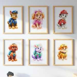 Puede incluir: Seis impresiones enmarcadas en acuarela con personajes de la serie animada Paw Patrol. Cada impresión muestra un cachorro diferente con su uniforme característico, sobre un fondo de acuarela suave. Los marcos son de color madera clara.