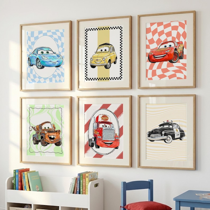 Pode incluir: Seis impress&otilde;es art&iacute;sticas emolduradas com carros de desenho animado. As impress&otilde;es mostram v&aacute;rios ve&iacute;culos, incluindo um carro azul, um carro amarelo e um carro de corrida vermelho, cada um em diferentes fundos estampados. As molduras s&atilde;o de cor clara.