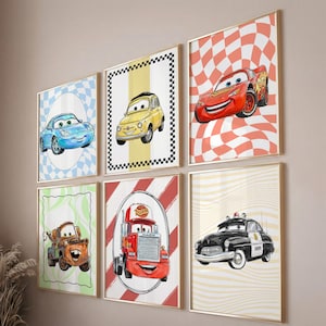 Pode incluir: Conjunto de sete impress&otilde;es art&iacute;sticas emolduradas com carros de desenho animado. Os carros s&atilde;o de v&aacute;rias cores, incluindo vermelho, azul, amarelo e preto. Cada impress&atilde;o tem um padr&atilde;o de fundo &uacute;nico, como xadrez, listras e desenhos ondulados.