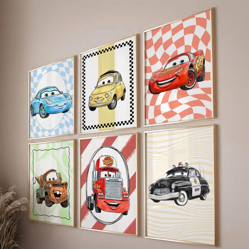 Pode incluir: Conjunto de sete impress&otilde;es art&iacute;sticas emolduradas com carros de desenho animado. Os carros s&atilde;o de v&aacute;rias cores, incluindo vermelho, azul, amarelo e preto. Cada impress&atilde;o tem um padr&atilde;o de fundo &uacute;nico, como xadrez, listras e desenhos ondulados.