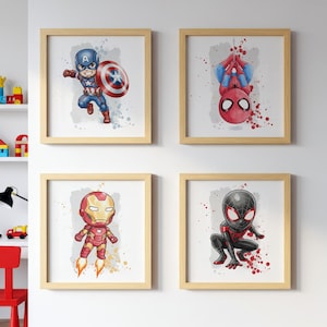 Peut inclure: Quatre impressions encadr&eacute;es de super-h&eacute;ros. Captain America en costume bleu et rouge avec un bouclier. Spider-Man suspendu &agrave; l'envers. Iron Man en rouge et or. Miles Morales en noir et rouge.
