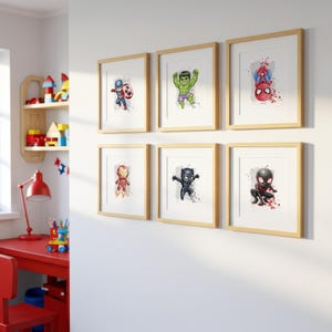 Peut inclure: Six cadres en bois pr&eacute;sentent des illustrations de super-h&eacute;ros Marvel sur un mur blanc. Les impressions repr&eacute;sentent Captain America, Hulk, Spider-Man, Iron Man, Black Panther et Miles Morales. Chaque personnage est repr&eacute;sent&eacute; dans un style aquarelle avec une touche de couleur.