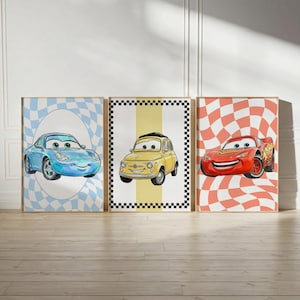 Pode incluir: Tr&ecirc;s impress&otilde;es de arte de carros emolduradas. A primeira apresenta um carro azul sobre um fundo xadrez azul claro e branco. A segunda mostra um carro amarelo sobre um fundo xadrez amarelo e preto. A terceira impress&atilde;o exibe um carro vermelho sobre um fundo xadrez vermelho e branco.
