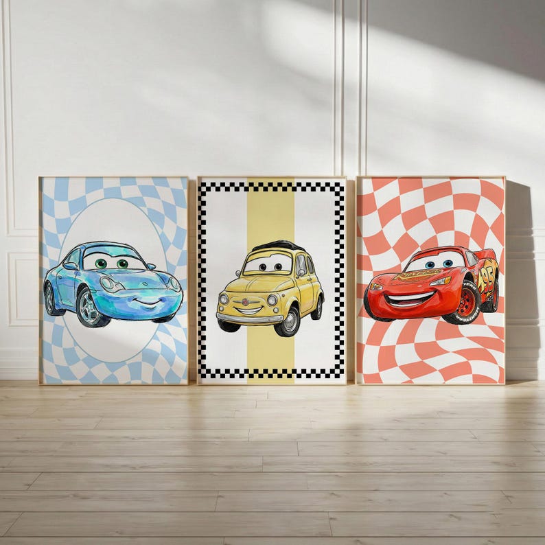 Pode incluir: Tr&ecirc;s impress&otilde;es de arte de carros emolduradas. A primeira apresenta um carro azul sobre um fundo xadrez azul claro e branco. A segunda mostra um carro amarelo sobre um fundo xadrez amarelo e preto. A terceira impress&atilde;o exibe um carro vermelho sobre um fundo xadrez vermelho e branco.