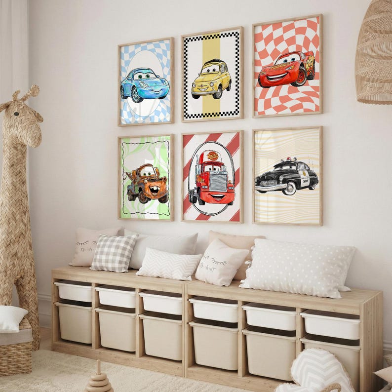 Pode incluir: Seis impress&otilde;es emolduradas de carros de desenho animado no quarto de uma crian&ccedil;a. Os carros s&atilde;o de v&aacute;rias cores, incluindo azul, amarelo e vermelho, com diferentes padr&otilde;es de fundo. As impress&otilde;es s&atilde;o exibidas acima de uma unidade de armazenamento de madeira com caixas brancas e almofadas decorativas.