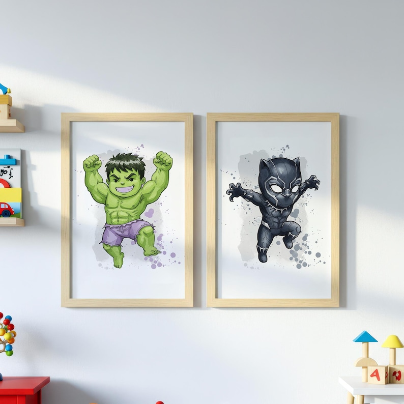Peut inclure: Deux impressions encadr&eacute;es repr&eacute;sentant des super-h&eacute;ros de dessins anim&eacute;s. L'une montre Hulk en vert et violet, l'autre Black Panther en noir. Les deux sont sur fond blanc avec des &eacute;claboussures de style aquarelle.