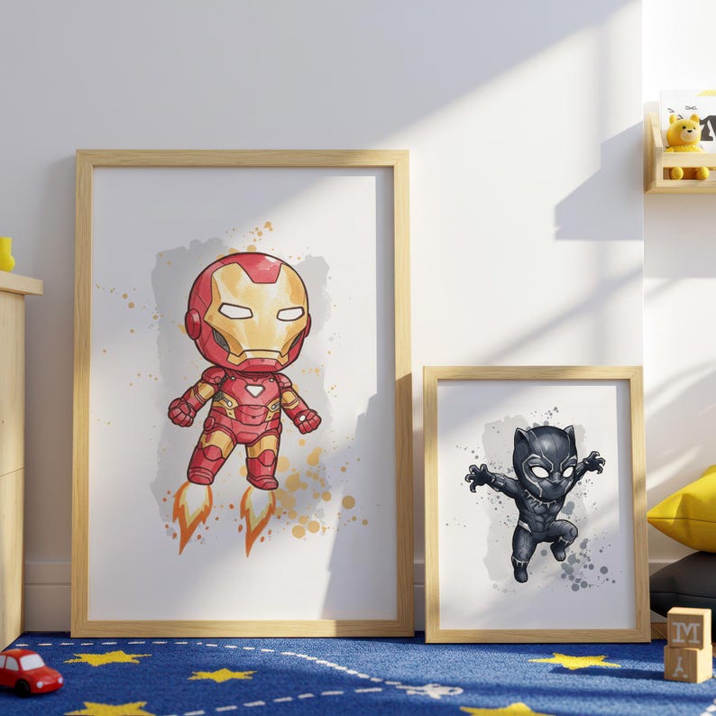 Peut inclure: Deux impressions encadr&eacute;es avec des illustrations de super-h&eacute;ros. L'une montre Iron Man en rouge et or, avec des flammes orange. L'autre repr&eacute;sente Black Panther en noir. Les deux sont sur fond blanc avec des &eacute;claboussures de style aquarelle.