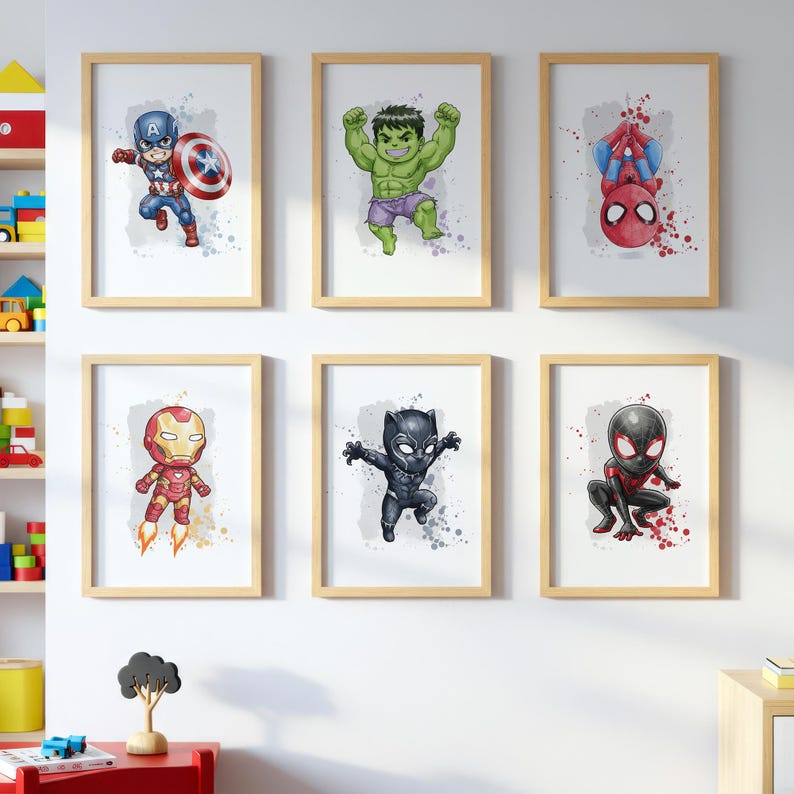 Peut inclure: Six impressions encadr&eacute;es repr&eacute;sentant des super-h&eacute;ros. Captain America avec son bouclier, Hulk se musclant, Spider-Man &agrave; l'envers, Iron Man en vol, Black Panther sautant et Miles Morales accroupi. Chaque impression a un effet aquarelle.