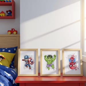Peut inclure: Trois impressions encadr&eacute;es repr&eacute;sentant les super-h&eacute;ros Marvel : Captain America, Hulk et Spider-Man. Chaque impression est de style aquarelle avec des couleurs vives et est encadr&eacute;e dans un cadre en bois clair. Les impressions sont expos&eacute;es sur une surface rouge.