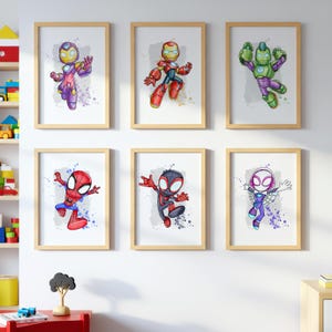 Puede incluir: Seis impresiones enmarcadas con ilustraciones coloridas de superhéroes. La obra de arte incluye a Iron Man, Spider-Man y otros personajes en poses de acción. Cada impresión está en un marco de madera clara, creando un conjunto de arte mural cohesivo.