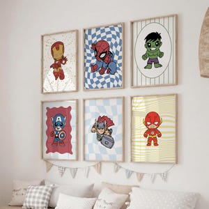 Op de afbeelding: Set van zes ingelijste superheldenkunstprints. Elke print toont een andere stripheld: Iron Man, Spider-Man, Hulk, Captain America, Thor en The Flash. De achtergronden variëren met patronen zoals geblokte en golvende lijnen.