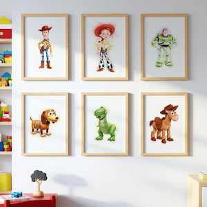 Puede incluir: Seis impresiones enmarcadas con personajes de la película Toy Story. Las impresiones incluyen a Woody, Jessie, Buzz Lightyear, Rex, Slinky Dog y Bullseye. Cada personaje está representado en un estilo acuarela con un marco de madera clara.