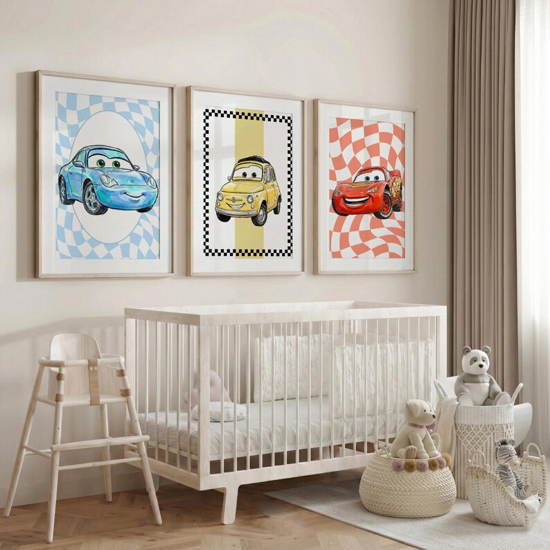 Pode incluir: Tr&ecirc;s impress&otilde;es em aquarela emolduradas com carros de desenho animado. A primeira impress&atilde;o mostra um carro azul em um fundo quadriculado azul e branco. A segunda impress&atilde;o apresenta um carro amarelo com uma borda quadriculada em preto e branco. A terceira impress&atilde;o mostra um carro vermelho em um fundo quadriculado vermelho e branco.