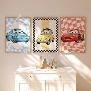 Pode incluir: Tr&ecirc;s impress&otilde;es de arte emolduradas com carros de desenho animado. A primeira impress&atilde;o tem um carro azul em um fundo quadriculado azul e branco. A segunda impress&atilde;o tem um carro amarelo em um fundo quadriculado amarelo e preto. A terceira impress&atilde;o tem um carro vermelho em um fundo quadriculado vermelho e branco.