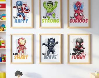 Può includere: Sei stampe artistiche incorniciate con illustrazioni di supereroi. Ogni stampa presenta un supereroe dei cartoni animati con le parole "I AM" seguite da un aggettivo: Happy, Strong, Curious, Smart, Brave e Funny. Le cornici sono marrone chiaro.