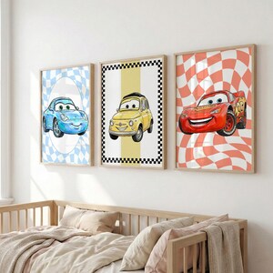 Pode incluir: Tr&ecirc;s impress&otilde;es de arte de carros emolduradas. As impress&otilde;es apresentam carros de desenho animado em azul, amarelo e vermelho. Os fundos incluem um padr&atilde;o xadrez azul e branco, um padr&atilde;o listrado amarelo e branco e um padr&atilde;o xadrez vermelho e branco.