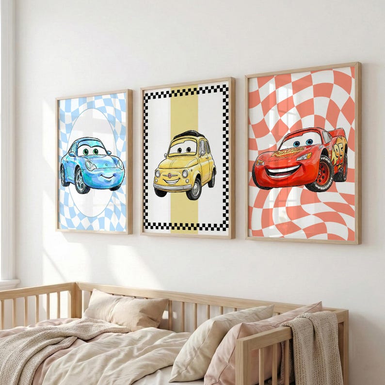 Pode incluir: Tr&ecirc;s impress&otilde;es de arte de carros emolduradas. As impress&otilde;es apresentam carros de desenho animado em azul, amarelo e vermelho. Os fundos incluem um padr&atilde;o xadrez azul e branco, um padr&atilde;o listrado amarelo e branco e um padr&atilde;o xadrez vermelho e branco.