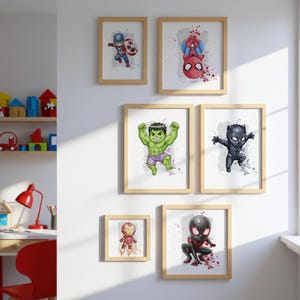 Peut inclure: Ensemble d'impressions d'art de super-h&eacute;ros encadr&eacute;es. Les impressions pr&eacute;sentent Captain America, Spider-Man, Hulk, Black Panther, Iron Man et Miles Morales. Chaque impression est de style aquarelle avec un cadre en bois clair.