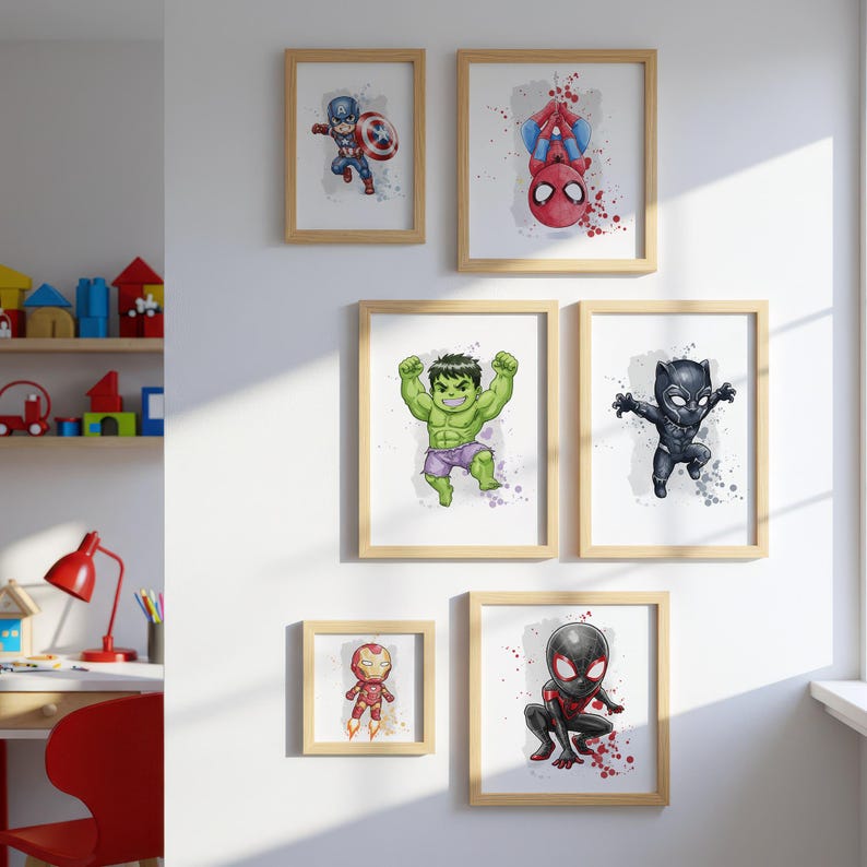 Peut inclure: Ensemble d'impressions d'art de super-h&eacute;ros encadr&eacute;es. Les impressions pr&eacute;sentent Captain America, Spider-Man, Hulk, Black Panther, Iron Man et Miles Morales. Chaque impression est de style aquarelle avec un cadre en bois clair.
