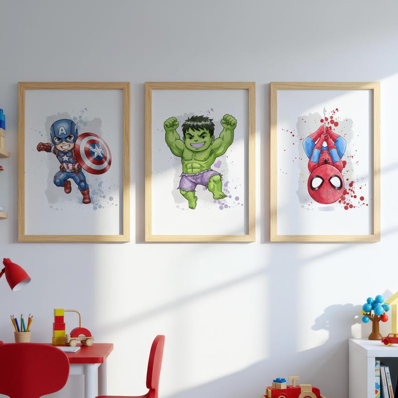 Peut inclure: Trois impressions d'art encadr&eacute;es repr&eacute;sentant des super-h&eacute;ros. Captain America est repr&eacute;sent&eacute; en train de courir avec son bouclier. Hulk montre ses muscles. Spider-Man est suspendu &agrave; l'envers. Chaque impression est de style aquarelle avec des &eacute;claboussures de couleur.