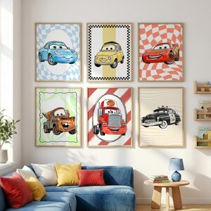 Pode incluir: Conjunto de seis impress&otilde;es de arte emolduradas com ilustra&ccedil;&otilde;es de carros de desenho animado. Os carros s&atilde;o de v&aacute;rias cores, incluindo azul, amarelo e vermelho. Cada impress&atilde;o tem um design de fundo &uacute;nico, como padr&otilde;es quadriculados e linhas onduladas.