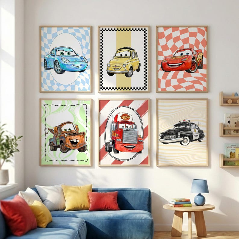 Pode incluir: Conjunto de seis impress&otilde;es de arte emolduradas com ilustra&ccedil;&otilde;es de carros de desenho animado. Os carros s&atilde;o de v&aacute;rias cores, incluindo azul, amarelo e vermelho. Cada impress&atilde;o tem um design de fundo &uacute;nico, como padr&otilde;es quadriculados e linhas onduladas.