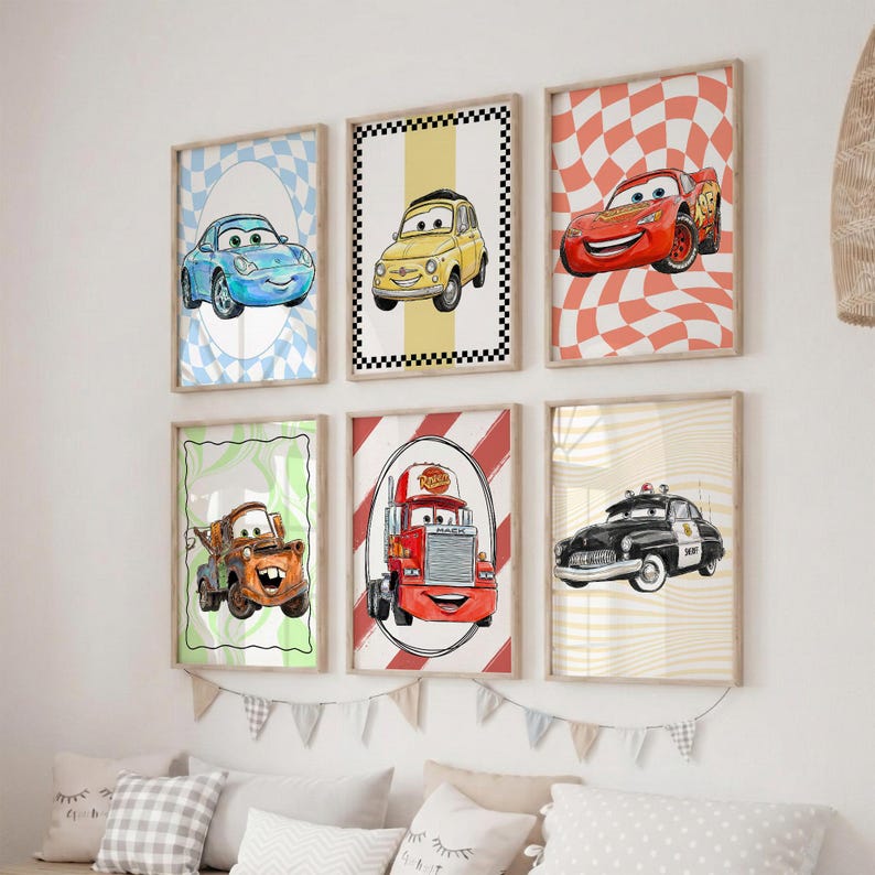 Pode incluir: Conjunto de seis impress&otilde;es art&iacute;sticas emolduradas com ilustra&ccedil;&otilde;es de carros de desenho animado. Cada impress&atilde;o apresenta um personagem de carro diferente com designs distintos, incluindo fundos quadriculados e listrados. Os carros s&atilde;o em v&aacute;rias cores, como azul, amarelo, vermelho e castanho.